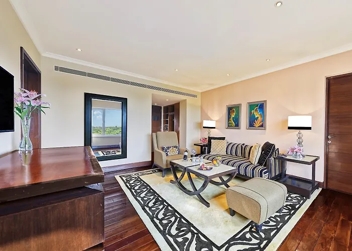 Diplomatic King Suite