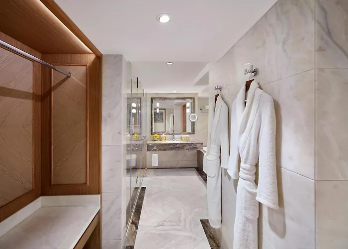Luxury King Suite