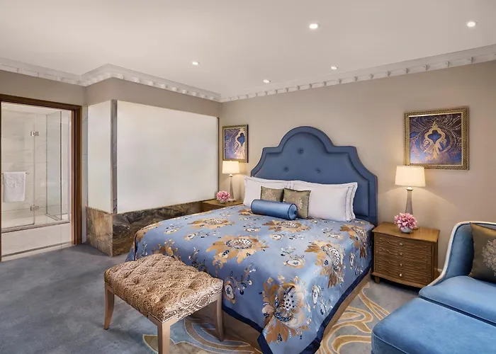 Luxury King Suite