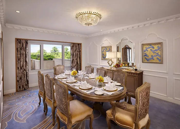 Luxury King Suite